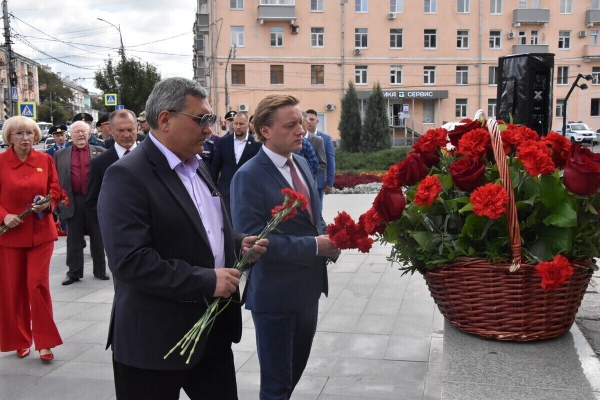 В Рязани возложили цветы к памятнику Победы в честь годовщины Курской битвы
