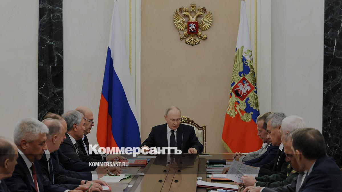 Путин обсудил с членами Совбеза стратегию развития Арктической зоны России