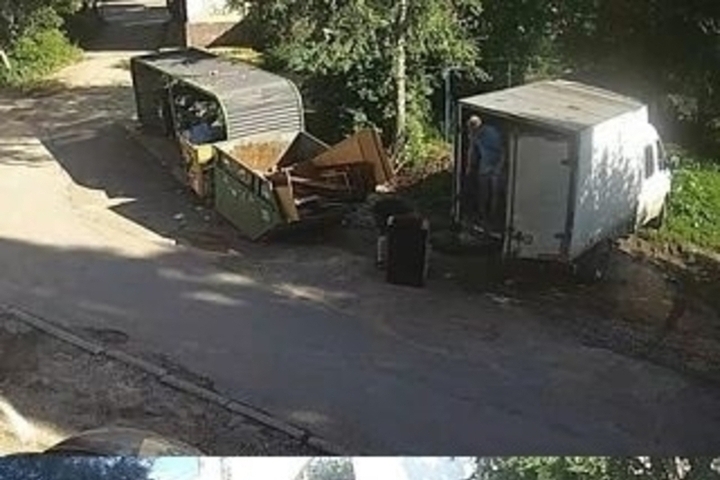 Липецкие водители оставляют строительный мусор и покрышки на асфальте
