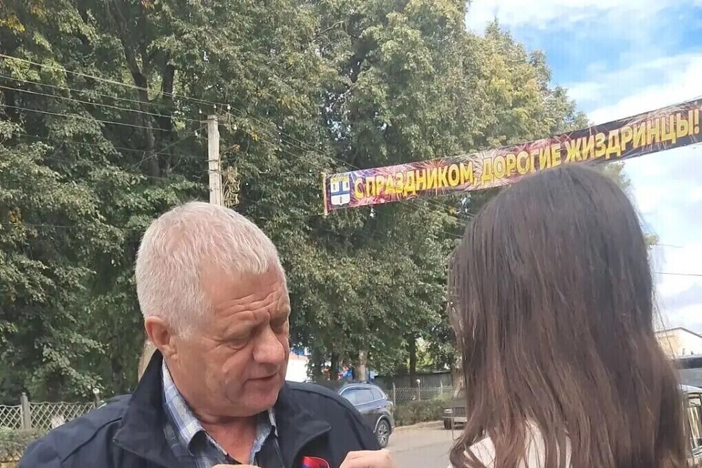 В Жиздре раздали ленты с триколором