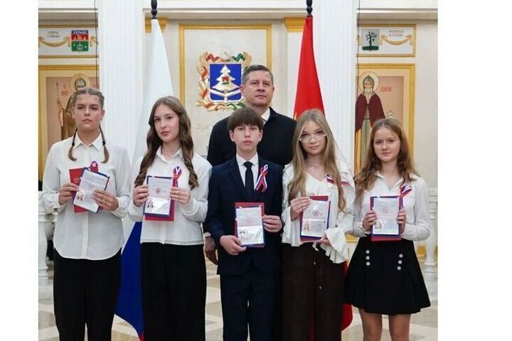 Егор Ковальчук вручил юным брянцам первые паспорта