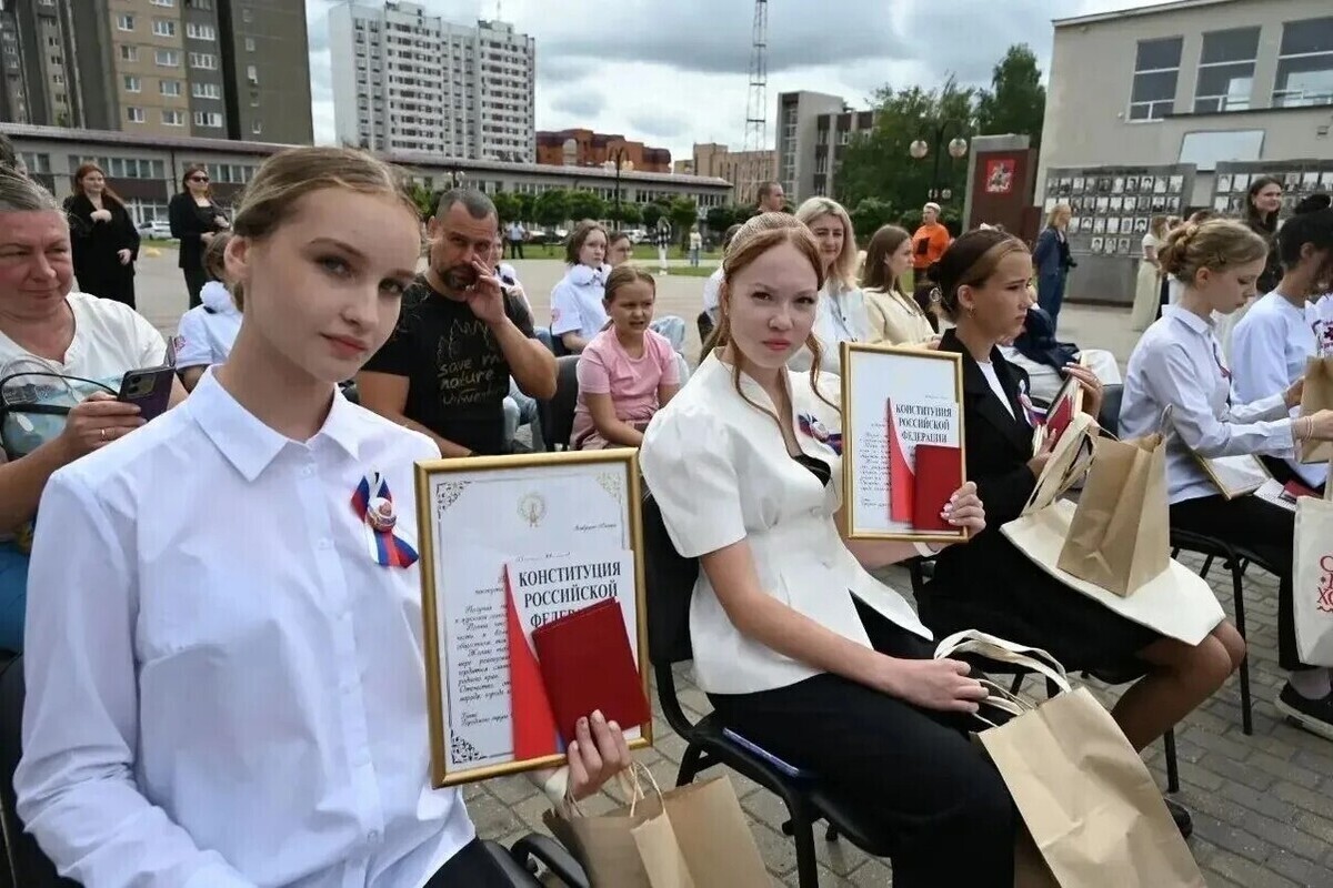 Двенадцать серпуховичей получили первые паспорта в преддверии Дня государственного флага