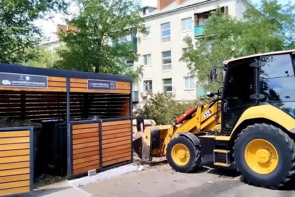 В столице Калмыкии прошел субботник по очистке контейнерных площадок