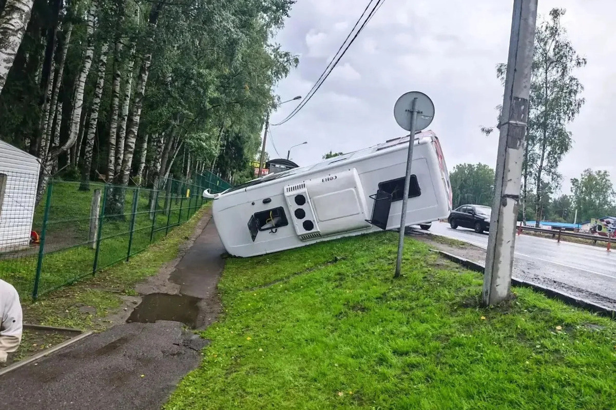 В Ленобласти семь человек пострадали после съезда автобуса в кювет