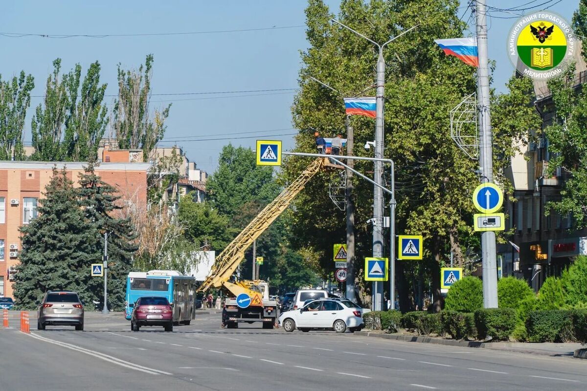 В Мелитополе обновляют флаги России к предстоящему празднику