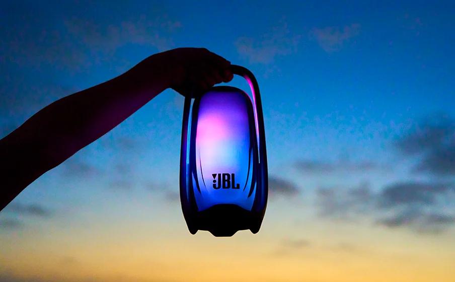 Подсветка на 360°, 40 Вт, Bluetooth 6.0, защита IP68 и необычная ручка. Представлена колонка JBL Pulse 6