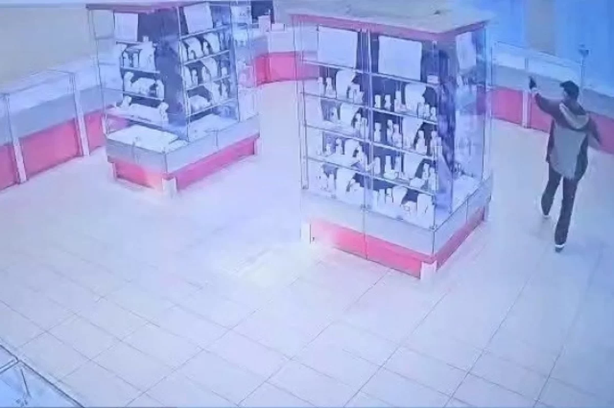 Вооруженный грабитель в маске ворвался в ювелирный магазин в центре Минска