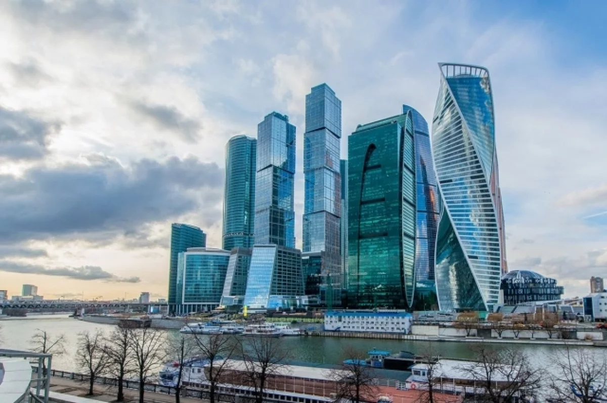 Башня Москва-Сити окрасилась в российский триколор