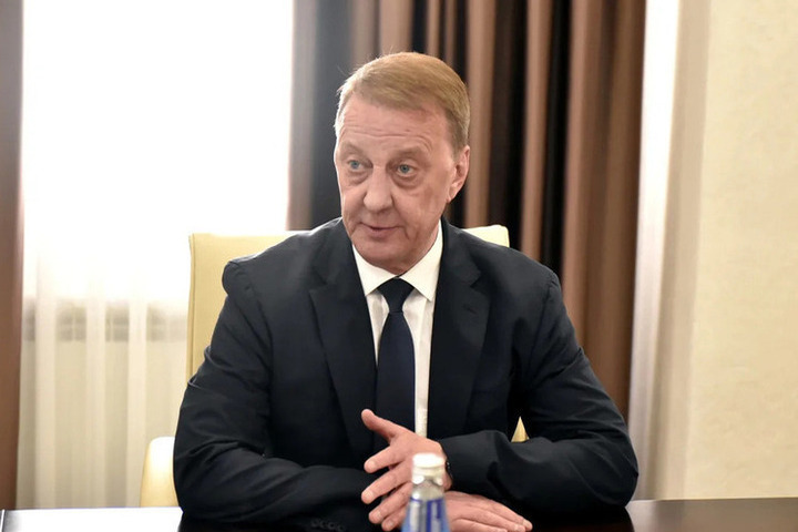 Мэр Барнаула Вячеслав Франк поздравил горожан с Днем Государственного флага РФ