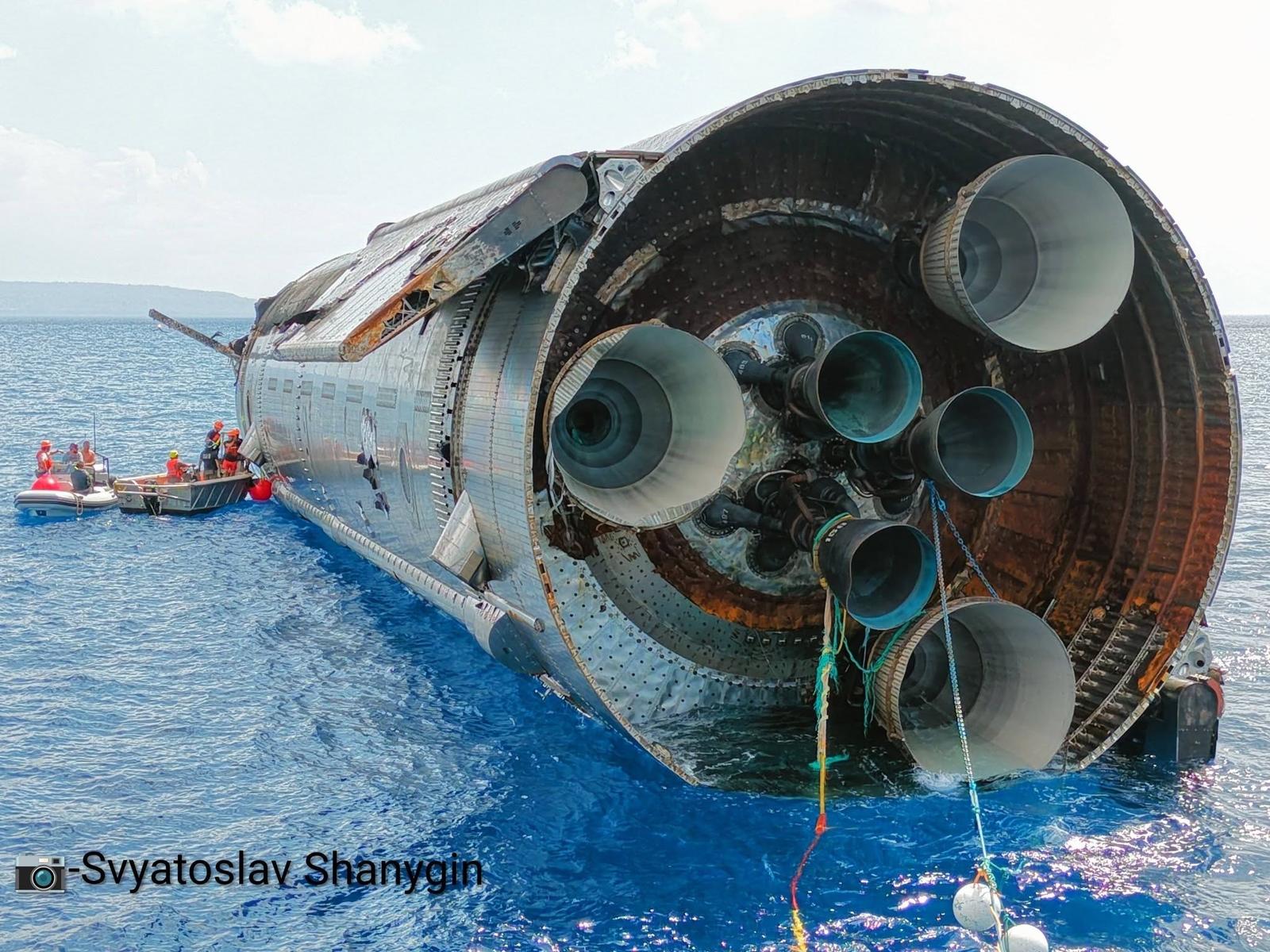 Сильно повреждённый, но не утонувший Starship, в деталях: космический корабль позирует на эффектных фото