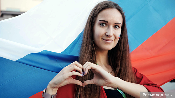Сила и уверенность. Что хранит в себе флаг России в глазах молодежи
