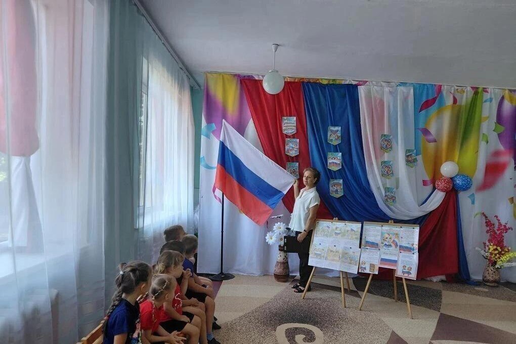 В Приморском детском саду «Золотая рыбка» отметили День российского флага