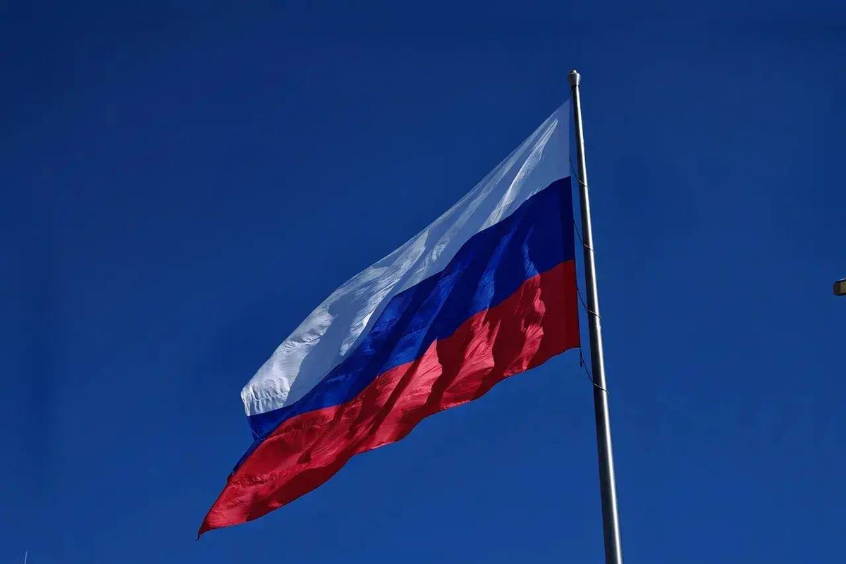 В Краснодаре над Главной городской площадью подняли российский триколор