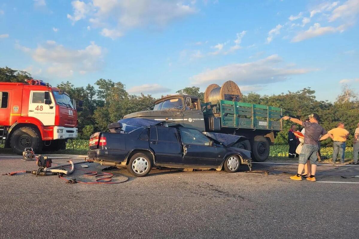 Водитель «Вольво» и подросток погибли в ДТП с грузовиком в Волгоградской области