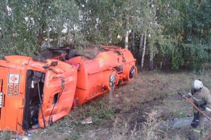 Водитель грузовика пострадал при опрокидывании машины в Рамонском районе
