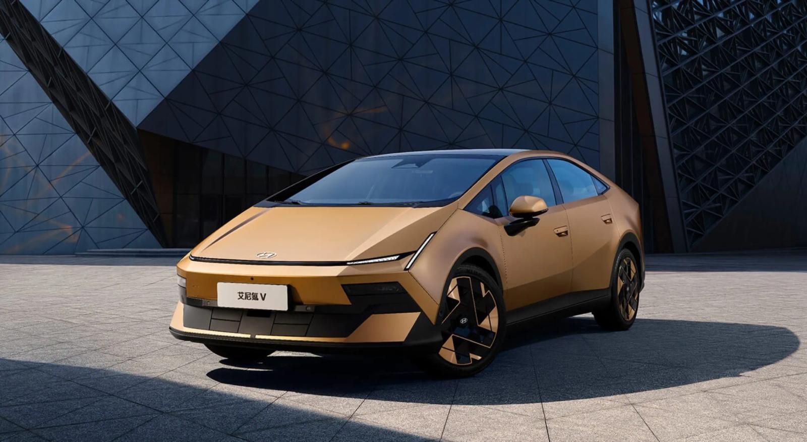 Похож на Lamborghini, большой, как Camry, а цена — всего 120 тыс. юаней (1,6 млн рублей). В Китае стартовали продажи нового Hyundai Ioniq V