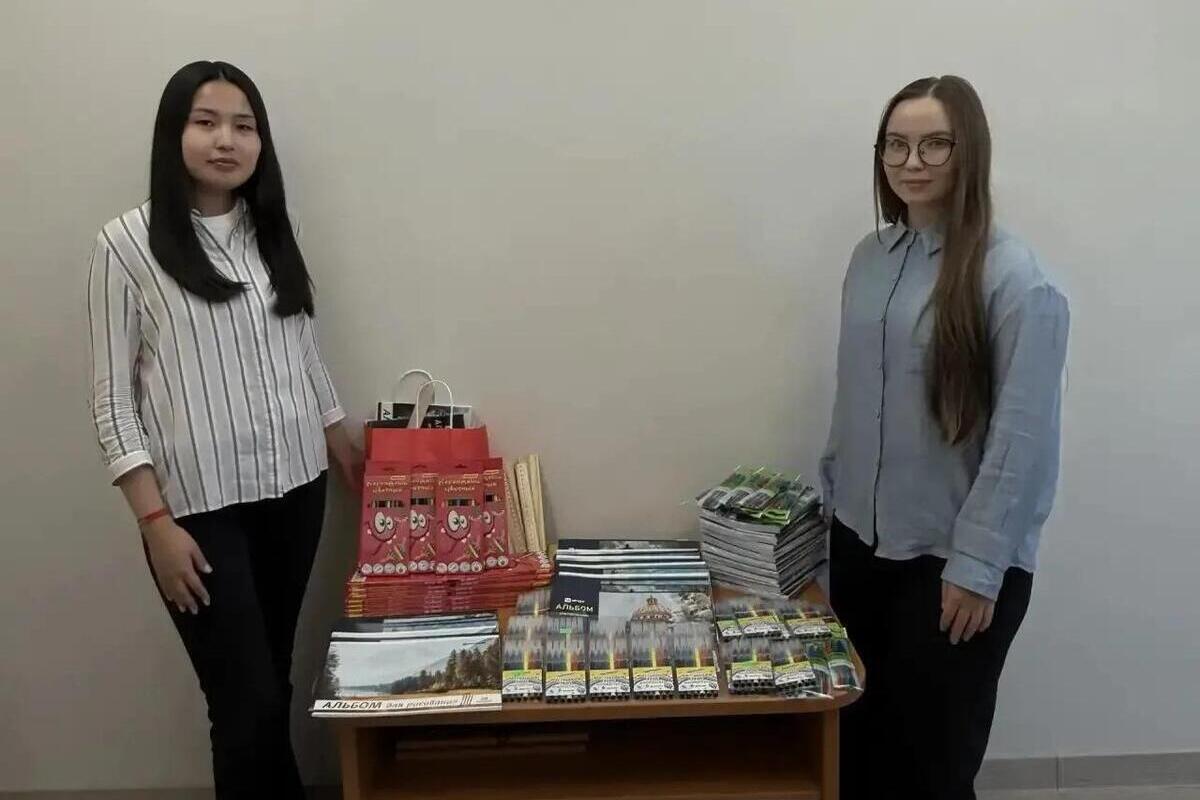 Калмыкия передала юным антрацитовцам школьные наборы