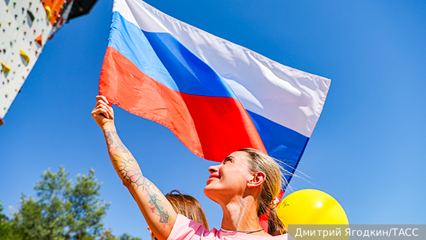 Путин: Флаг России является воплощением непрерывной и великой истории