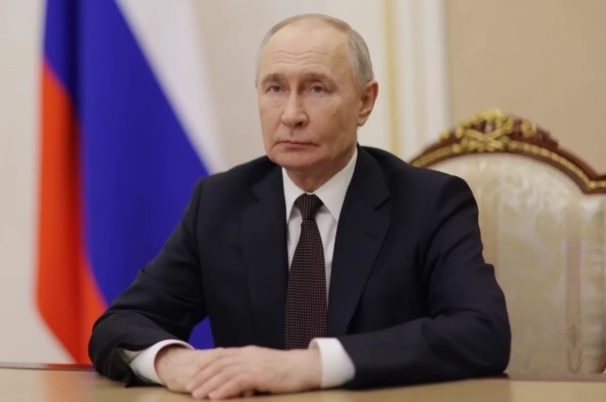Путин назвал флаг, герб и гимн воплощением великой истории России