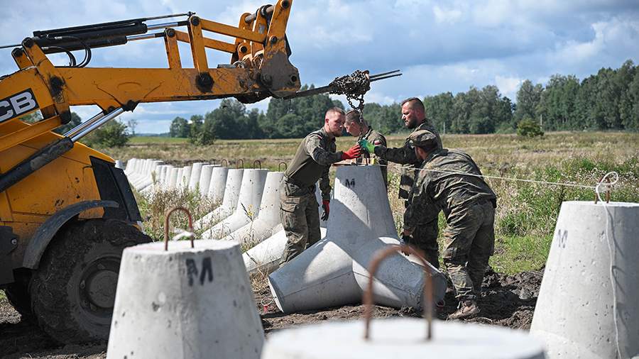 Польша установила бетонные заграждения на границе с Россией