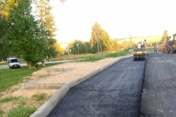 Под Мещовском реконструируют сельскую трассу