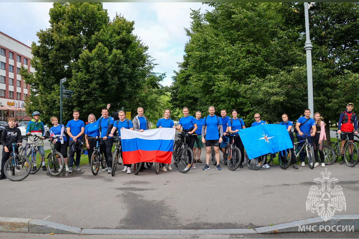 Новгородские спасатели с семьями совершили велопробег в честь Дня флага России