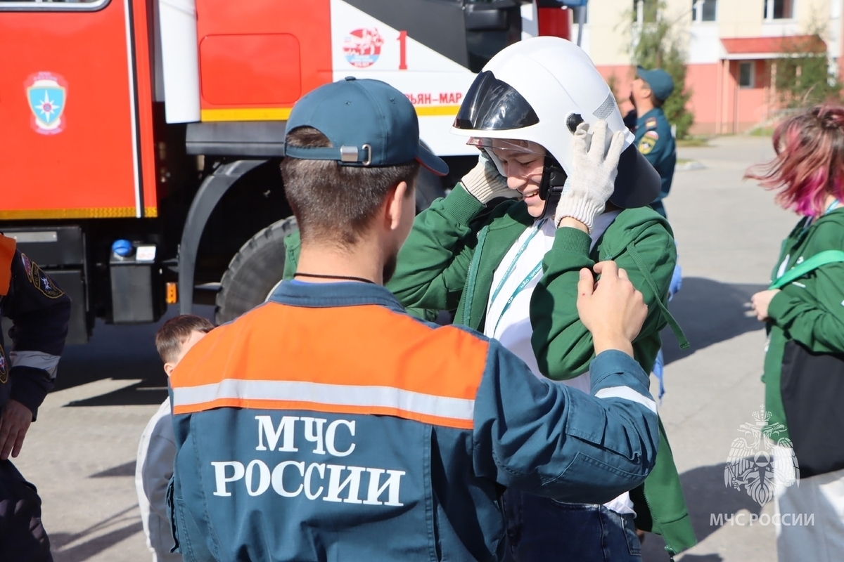 Молодёжный совет МЧС НАО представил профессию на ярмарке вакансий форума
