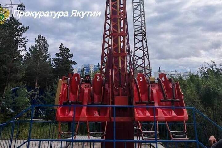 Аттракцион в Якутске закрыли после падения 16-летней девушки