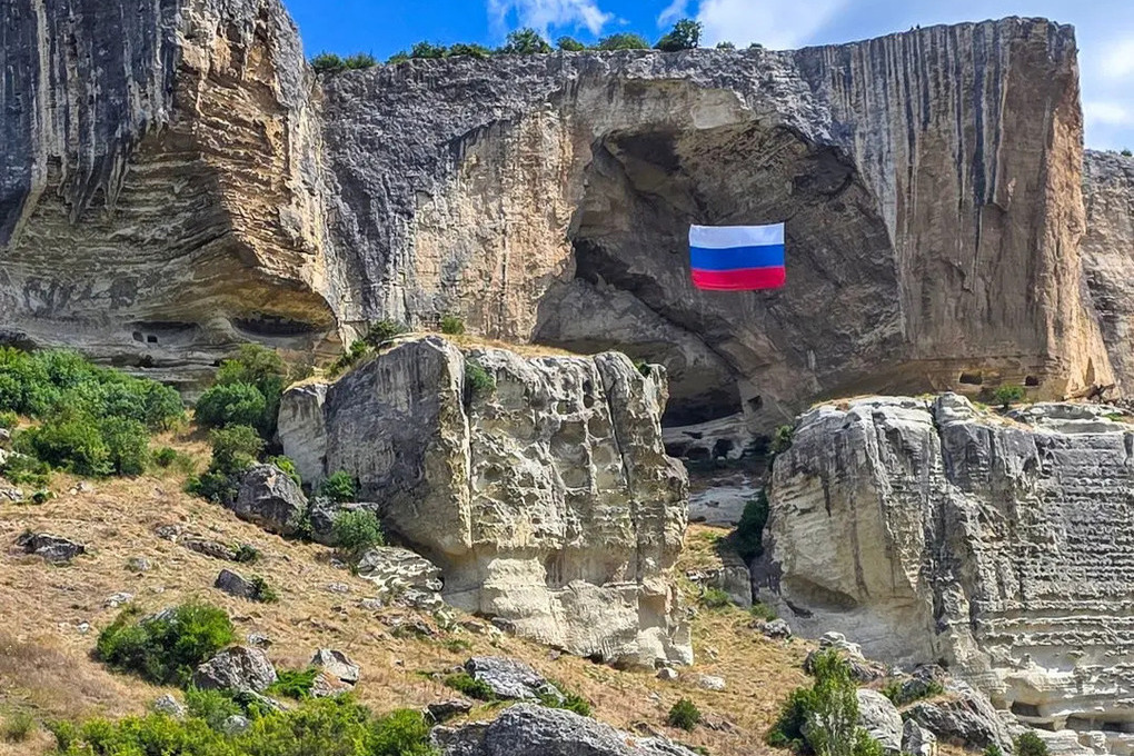 В Крыму спасатели подняли флаг России на скалах Качи-Кальона