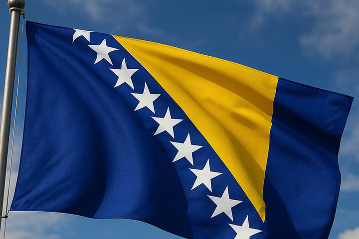 Народ и руководство России поздравили с Днем Государственного флага