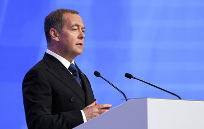 Медведев назвал задачей "Единой России" закрепить достижения в экономике