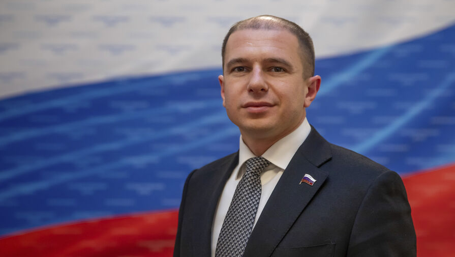 Депутат Романов поздравил россиян с Днем государственного флага РФ