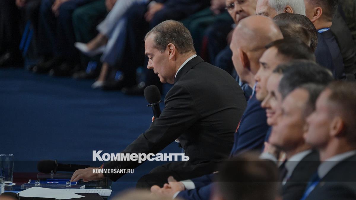 Медведев назвал задачей «Единой России» закрепить достижения в экономике