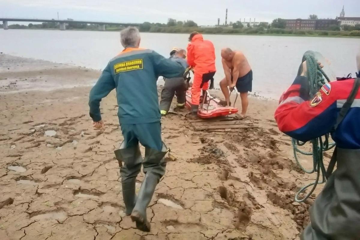 Новгородские спасатели помогли мальчику, по пояс провалившемуся в глину
