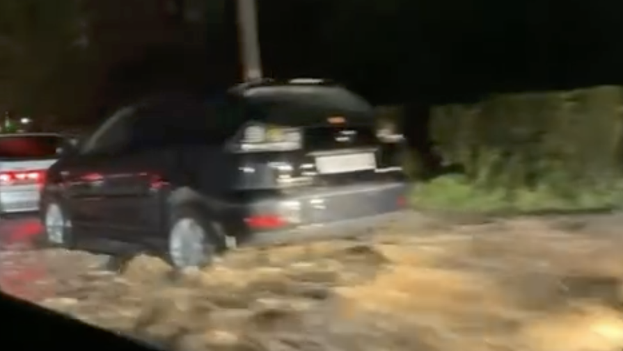 В Бурятии автомобили провалились в размытые ливнем ямы на дорогах
