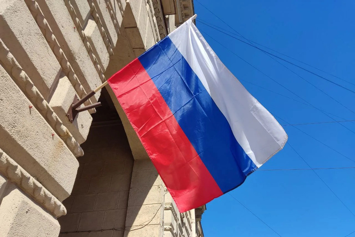 В День флага петербуржцам рассказали историю российского триколора