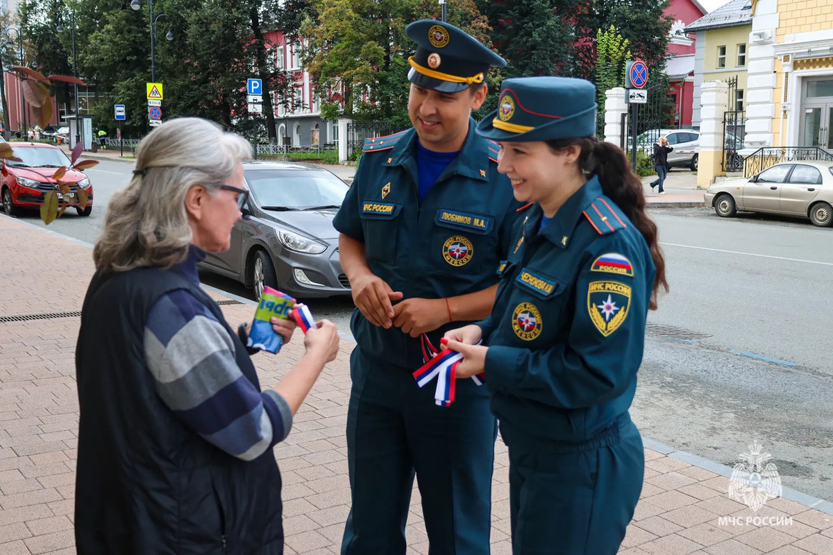 Молодежь МЧС Прикамья приняла участие в акции «Цвета родины»