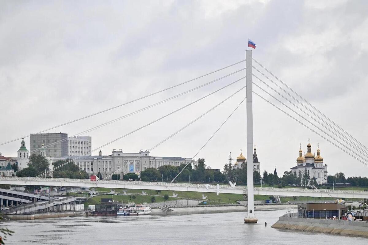 Тюменцы водрузили триколор на мосту Влюблённых