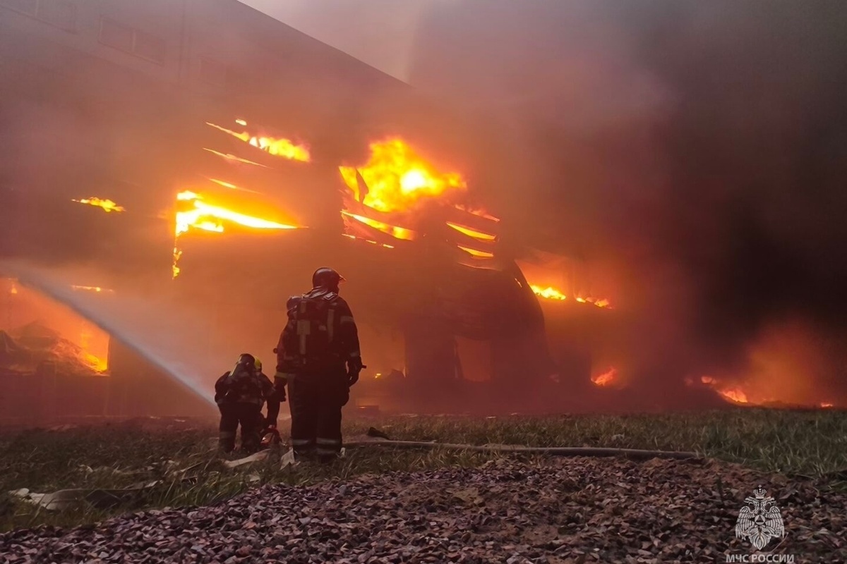 На Колпинском шоссе горит склад на площади 82000 квадратных метров