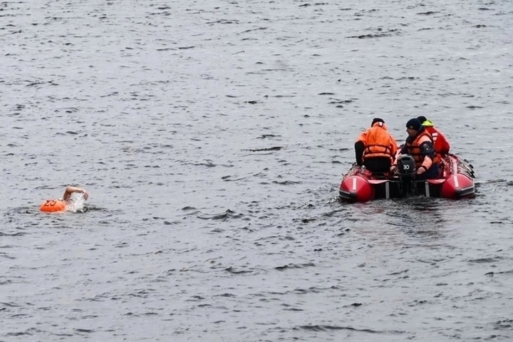 Мурманские моржи-спортсмены опробовали 11-градусную воду Кольского залива