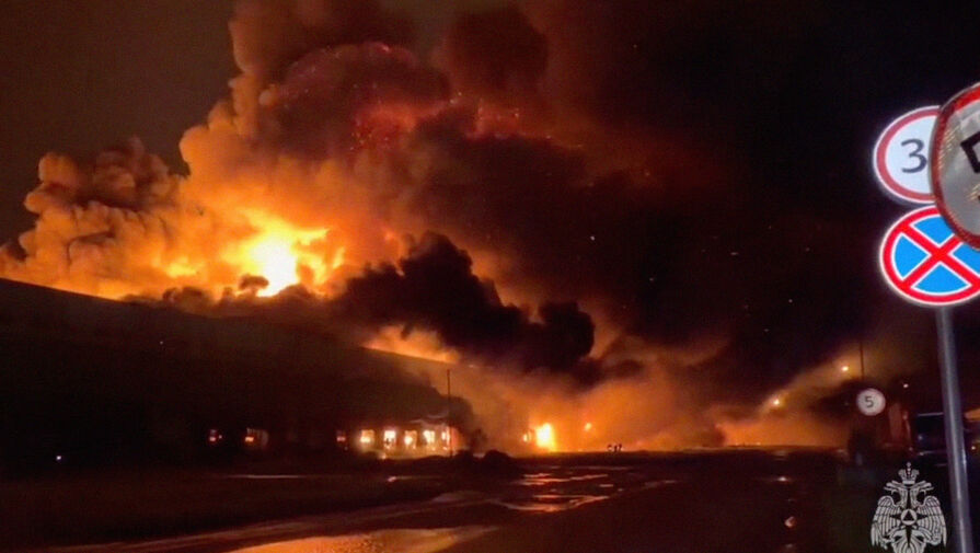 В МЧС рассказали о трудностях при тушении склада в Санкт-Петербурге
