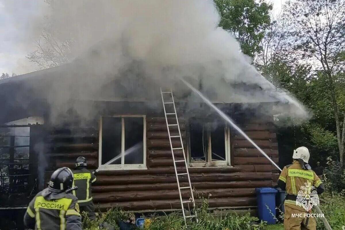 Частный дом тушили семеро огнеборцев под Тулой