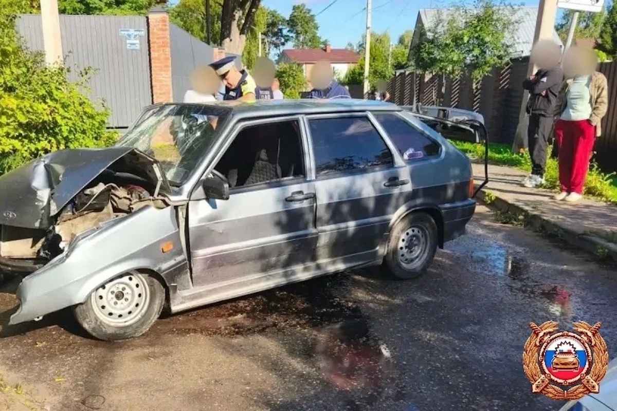 ВАЗ врезался в бордюр и столб в Тверской области, есть пострадавший