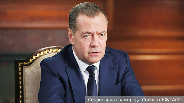 Медведев заявил о диком страхе Зеленского перед украинскими националистами