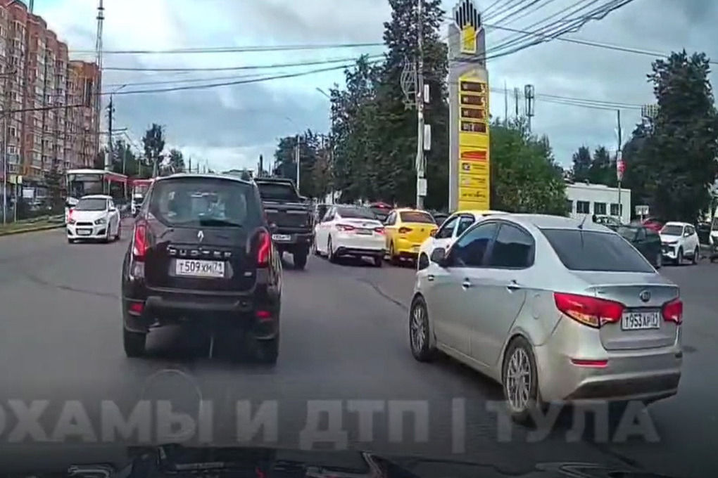 В Туле возмущены двумя рядами очередей у АЗС