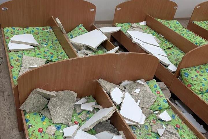Прокуратура проверяет детсад в Дагестане, где с потолка рухнула штукатурка на кровати