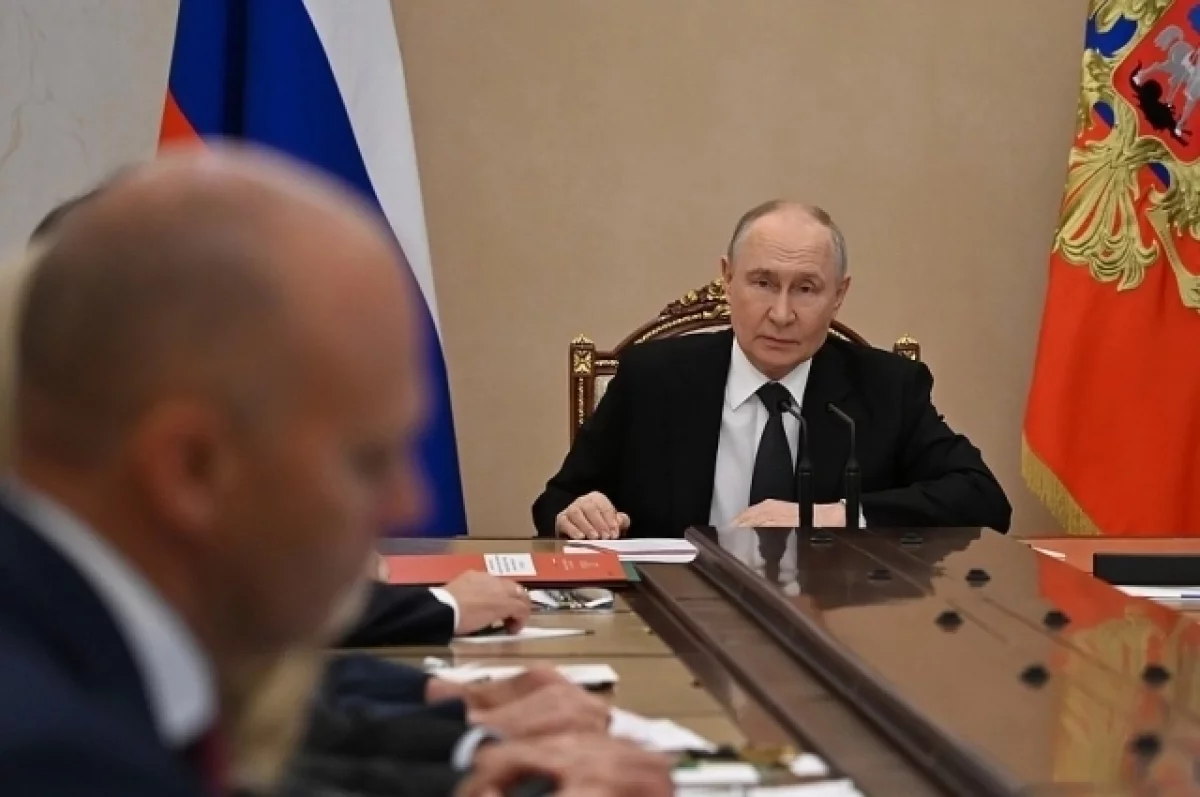 Путин поручил правительству держать ситуацию с топливом под контролем