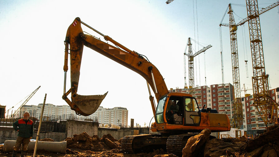 Рабочий напоролся на ковш экскаватора в Москве