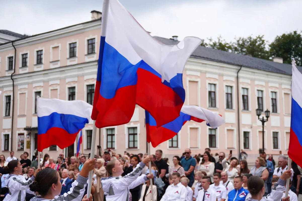 Юным новгородцам вручили паспорта в День флага у памятника «1000-летие России»