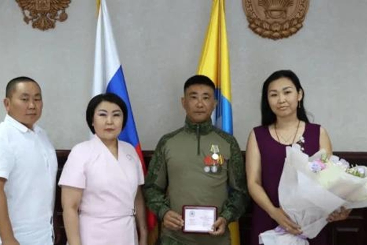 Участника спецоперации из Калмыкии наградили медалью Эрдни Деликова
